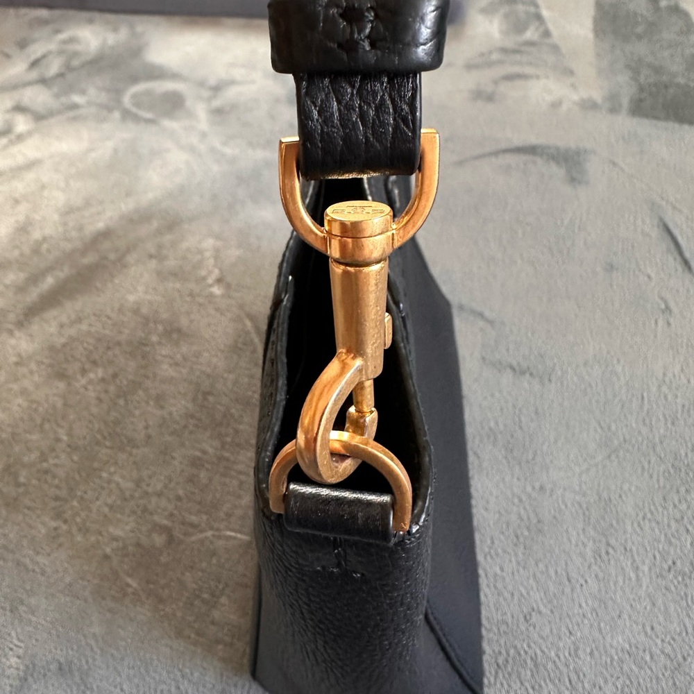 Tory Burch McGraw Pebbled Leather Bucket Bag | Black | Gold Hardware - Picture 8 of 15